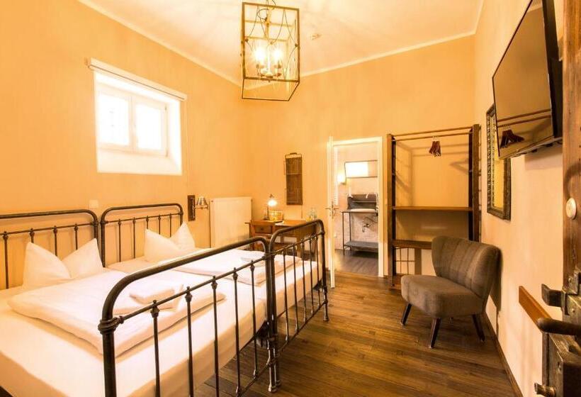 Номер Deluxe, Knast Hotel Fronfeste