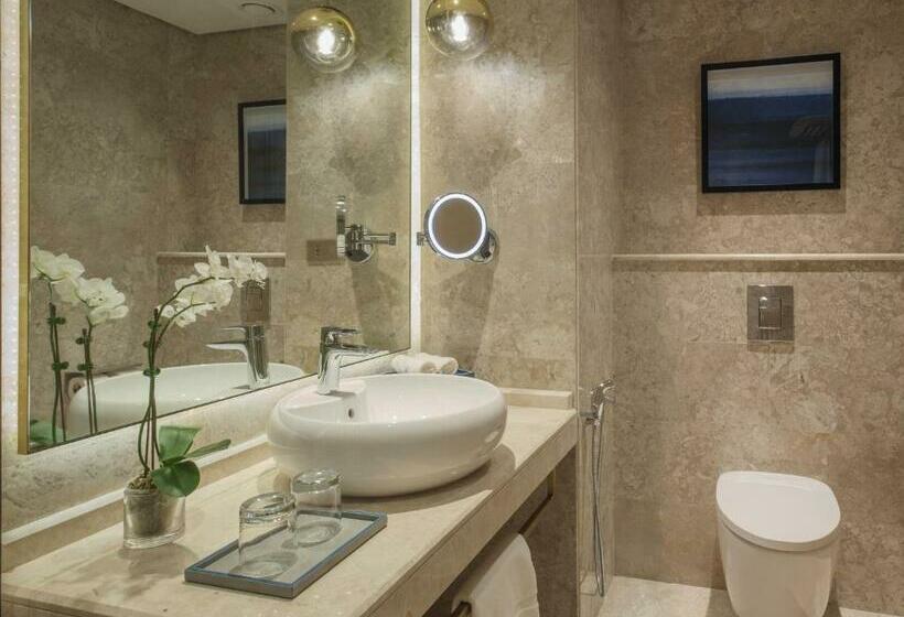 اتاق سوپریور با چشم‌انداز استخر, Maani Muscat Hotel & Suites