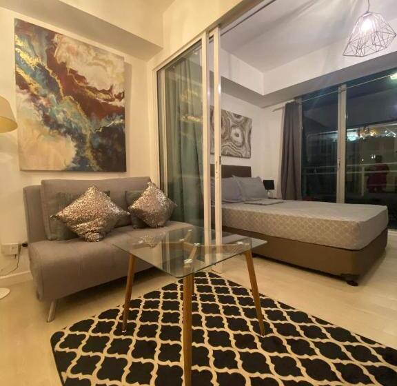 Quarto Deluxe Vista Piscina, Residences In Azure Condominium Parañaque City Metro Manila