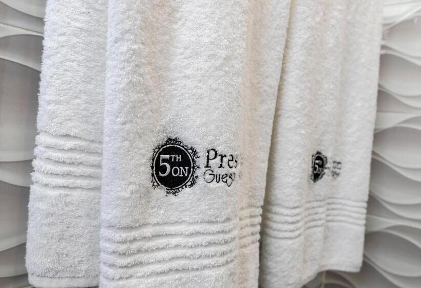 디럭스 룸 킹사이즈 침대, 5th On Preston Guest House
