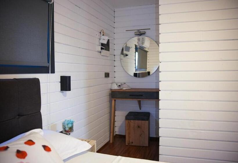 اتاق استاندارد چهارنفره با چشمانداز باغ, Collesium Garden