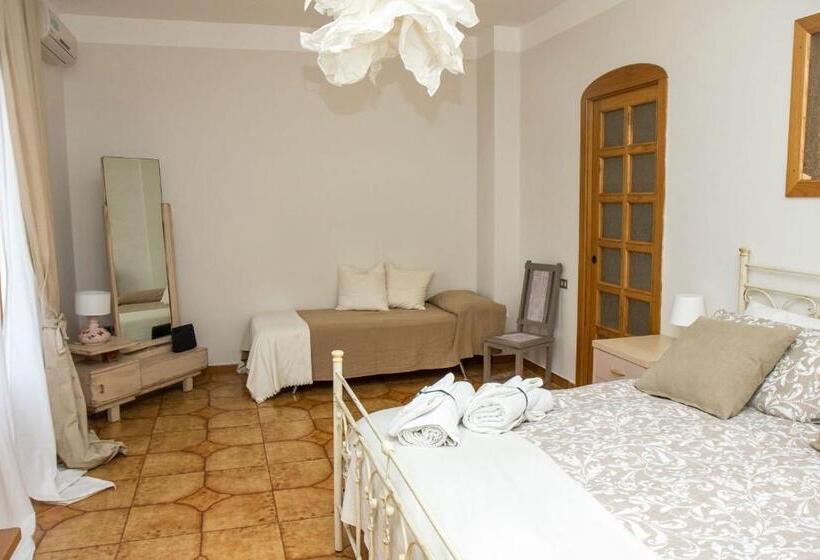 اتاق خانوادگی با چشم‌انداز دریا, Seascape   Noemi S Rooms