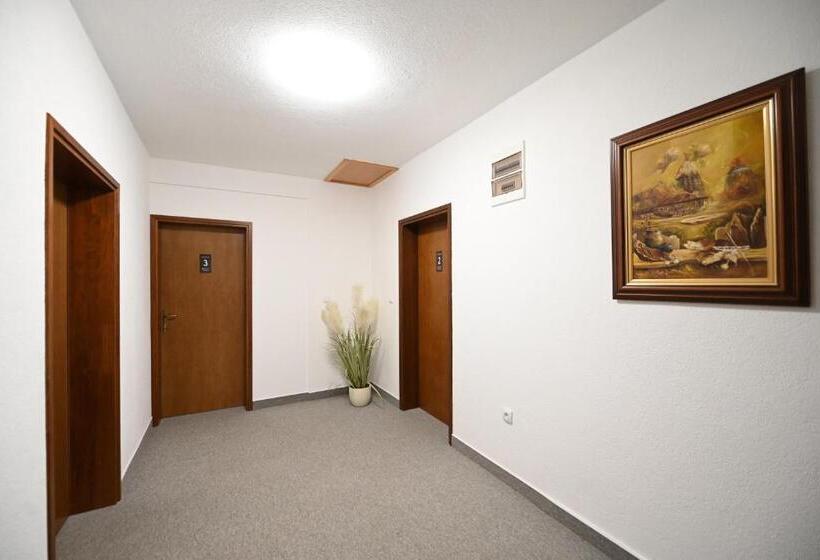 חדר סטנדרט עם מרפסת, Sobe   Rooms Drvorez