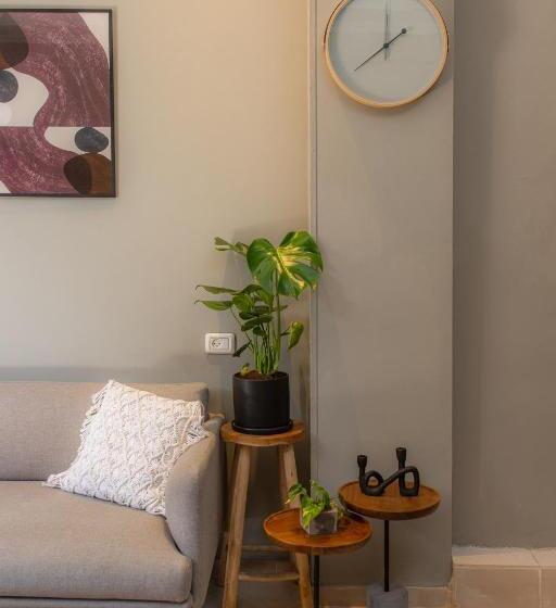 דירת חדר, Deblox Living   Alhambra Apartments