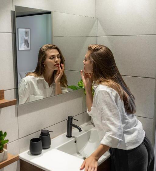 דירת חדר, Deblox Living   Alhambra Apartments