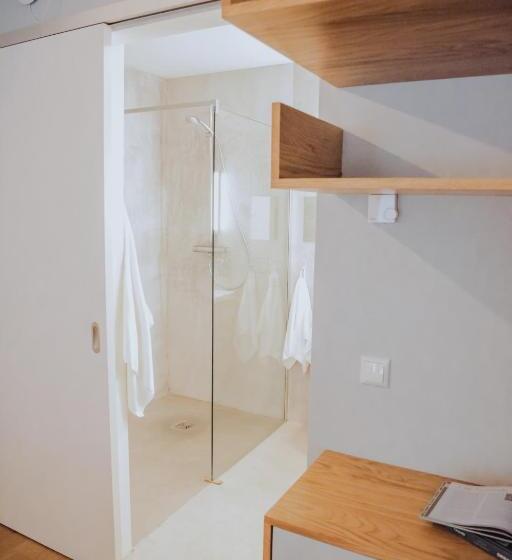 标准间, The Layhead B&b