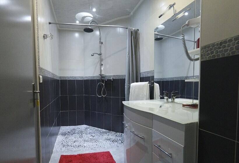 Quarto Triplo Estandar, Chateau De Quesmy