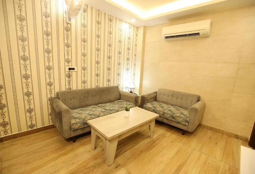 Люкс с гидромассажем, Lavit Couple Friendly Near Faridabad Metro Station