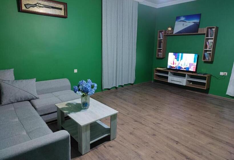 اتاق خانوادگی با چشم‌انداز کوه, Guest House Marta