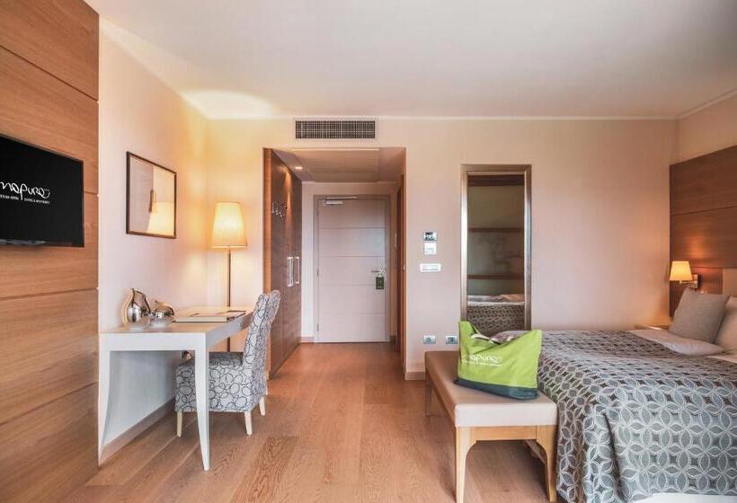 سوئیت جونیور با تراس, Art & Design Hotel Napura
