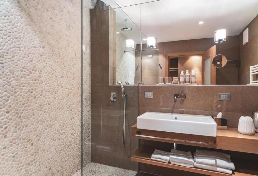 سوئیت جونیور با چشم‌انداز کوهستان, Art & Design Hotel Napura