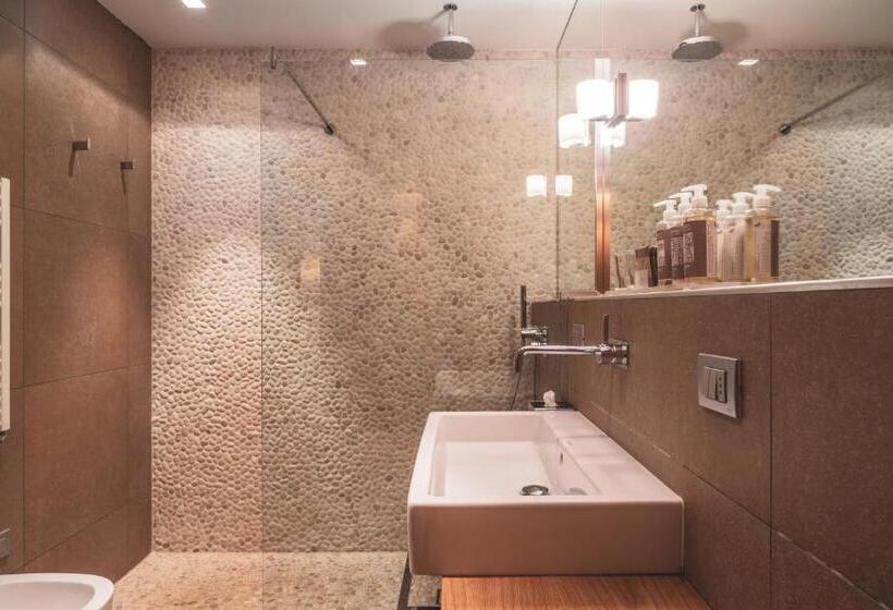 سوییت جونیور لوکس, Art & Design Hotel Napura