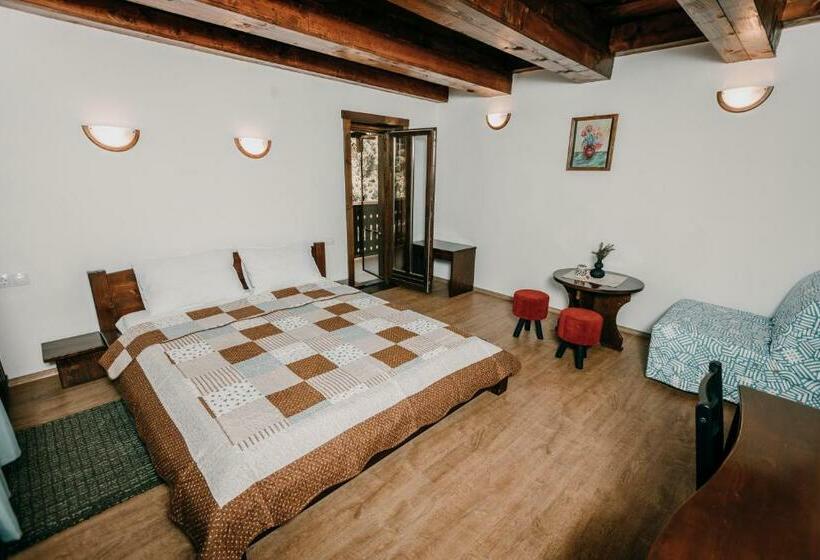 اتاق استاندارد با بالکن, Pensiune și Camping Patru   Gheorgheni