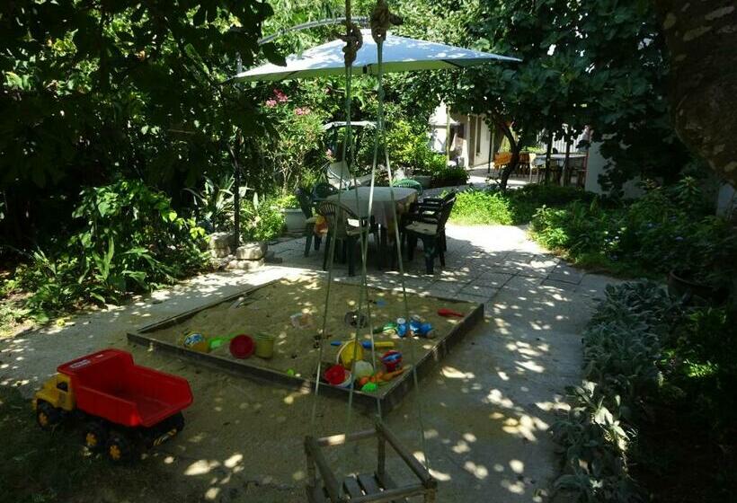 اتاق خانوادگی, Hrisi