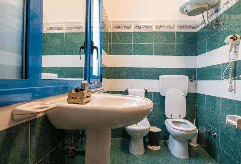 Quarto Quádruplo Estandar, Ada Hotel & Apartments