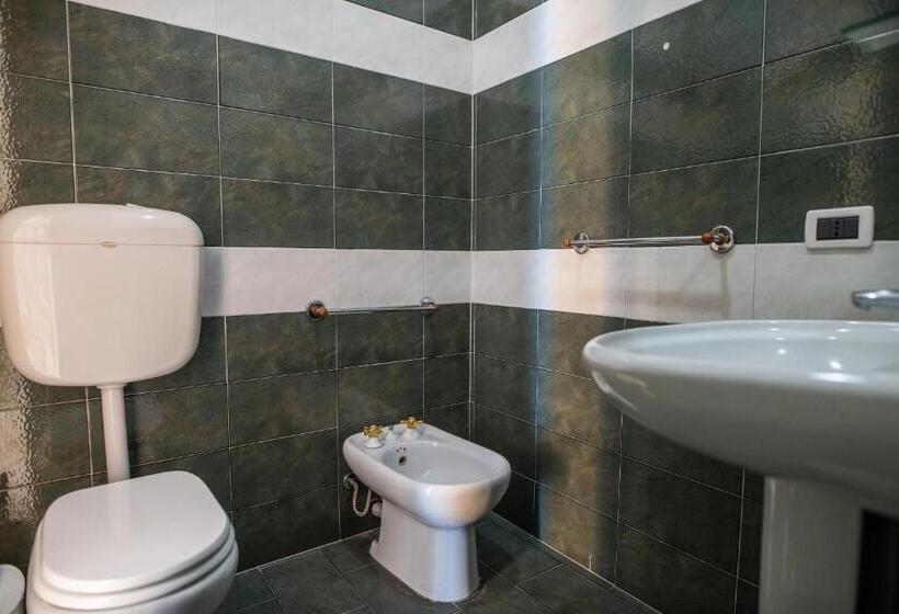 Quarto Quádruplo Estandar, Ada Hotel & Apartments