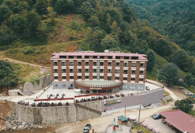 اتاق استاندارد با چشم‌انداز کوهستان, Grand şelale