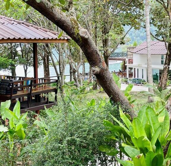 オーシャンビューのデラックストリプルルーム, Marina Resort Koh Phayam Ranong