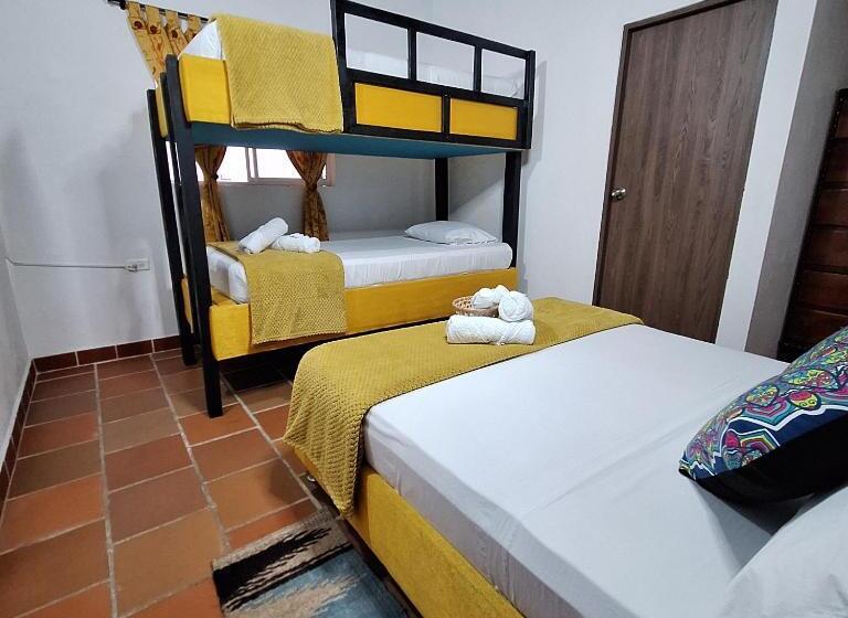 Четырехместный Номер Стандарт, Hostal Colombian Gold
