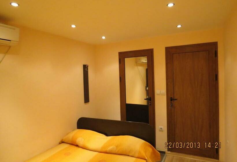 Quarto Estandar com Sacada, Family Hotel Lebed