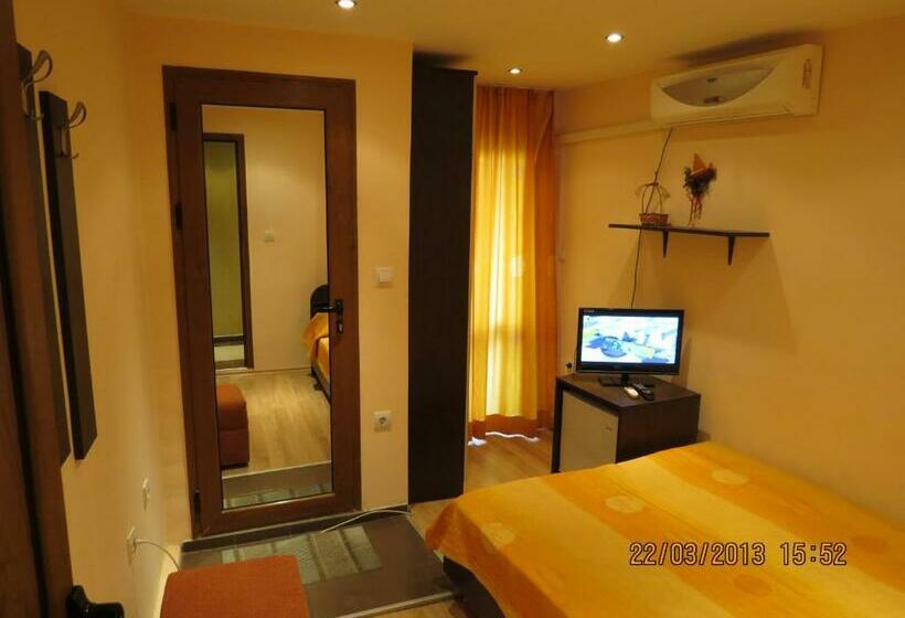 Quarto Estandar com Sacada, Family Hotel Lebed