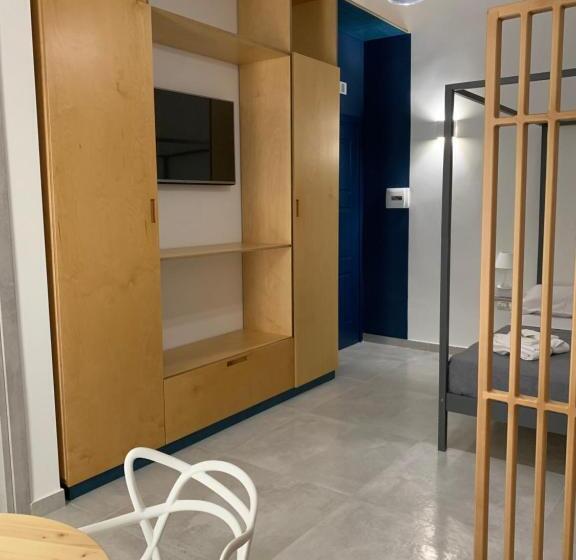 اتاق ساده سه‌ نفره, Madama B&b