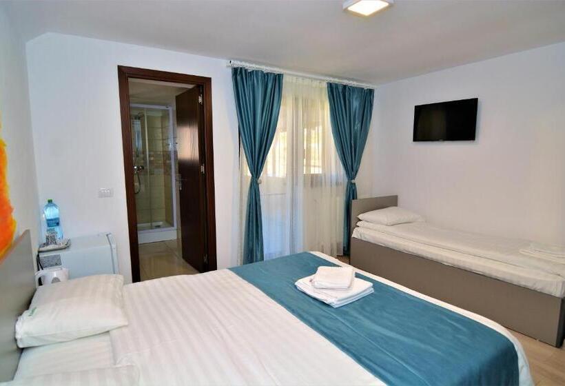 Standard Triple Room with Terrace, Vila Poienița Căciulata