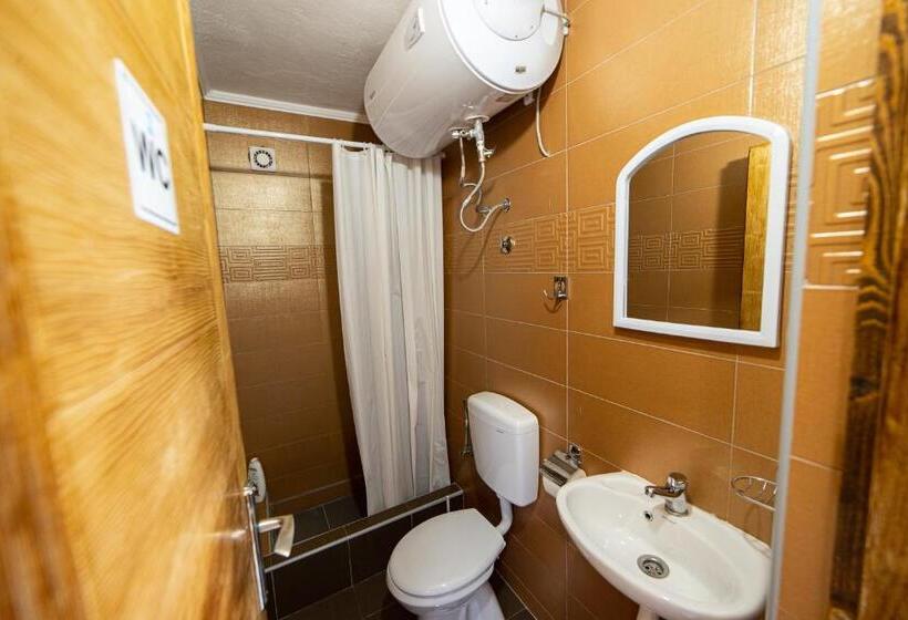اتاق استاندارد سه تخته با سرویس بهداشتی مشترک, Snam Rooms&apartment