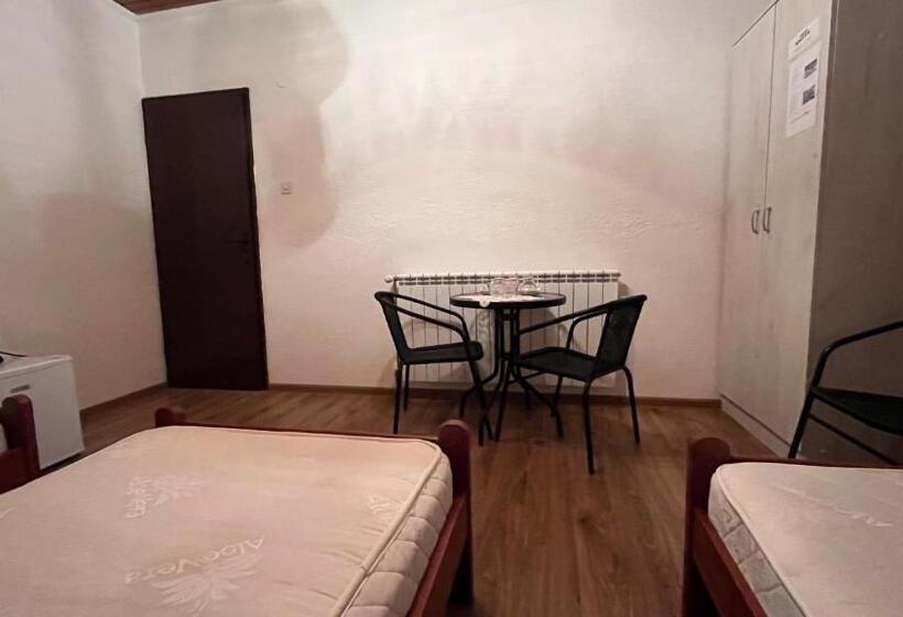 اتاق استاندارد سه تخته با سرویس بهداشتی مشترک, Snam Rooms&apartment