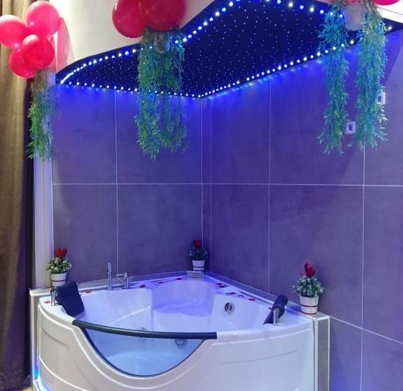 سوئیت با وان آب گرم, Red House