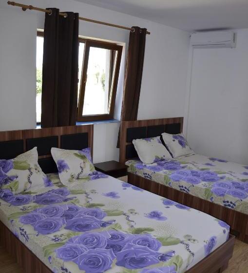 Четырехместный Номер Стандарт с Балконом, Casa Sarofin
