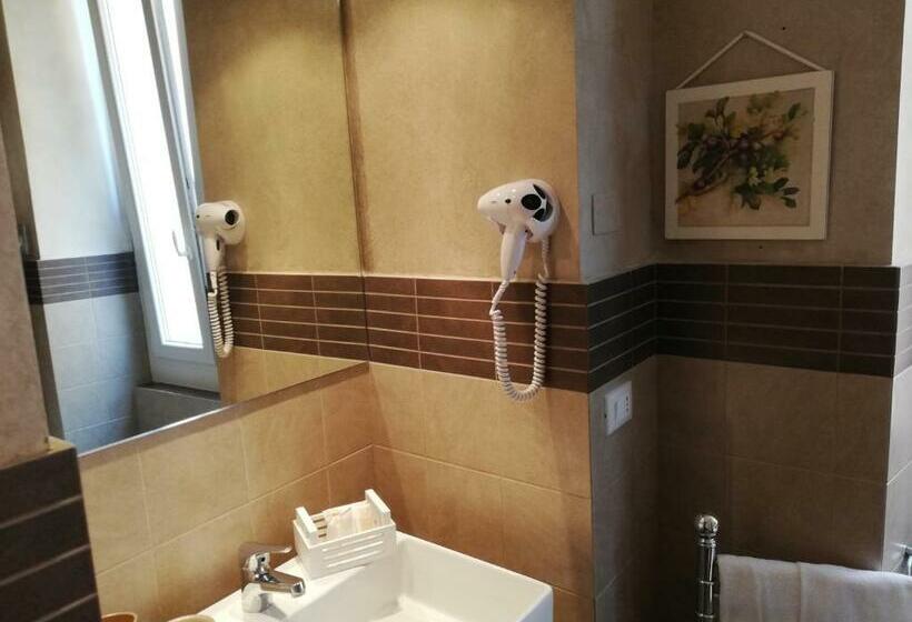 اتاق راحتی سه تخته, Les Chambres De La Place