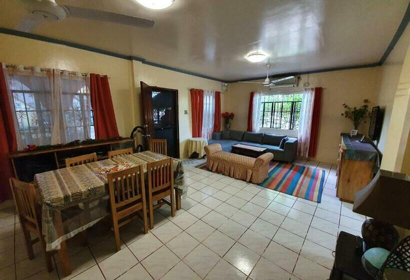 Семейный Номер, Unk S House Homestay