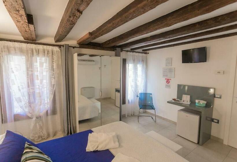 اتاق استاندارد, B&b Antico Orologio