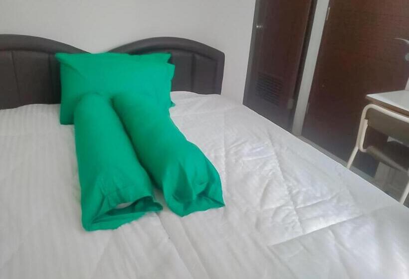 Номер Economy, Colombus Residence Karawang Mitra Reddoorz