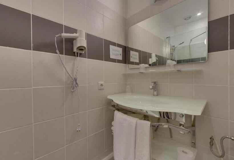 Номер Стандарт Трехместный, Hôtel O'nice Saintes