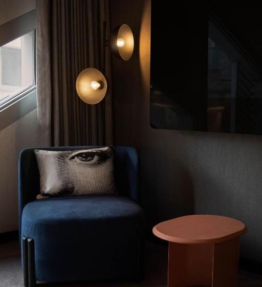 Номер Superior, Montcalm East, Autograph Collection