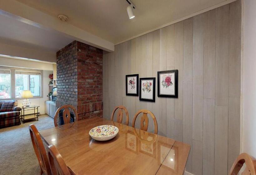 침실 2개 아파트, Prospector Condo