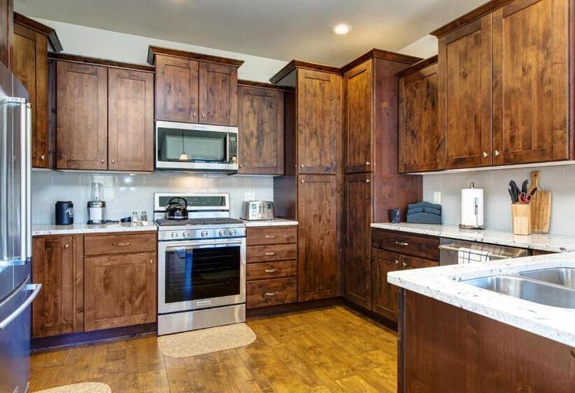 Апартаменты 2 Спальни, Black Rock Ridge   Unit L