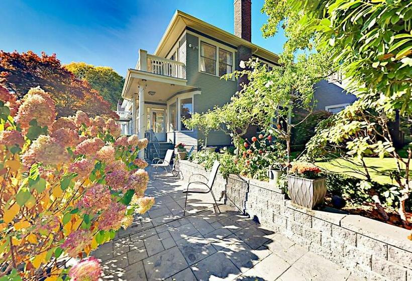 스탠다드 스튜디오, The Carriage House