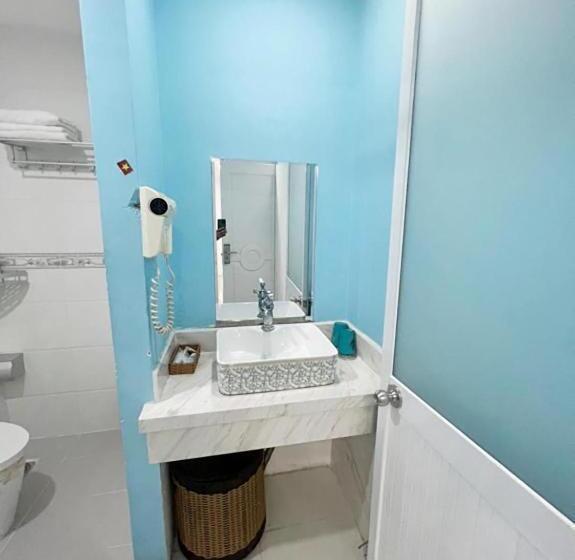 اتاق لوکس سه تخته, Valentine Luxury Hotel   31 Bui Vien Street
