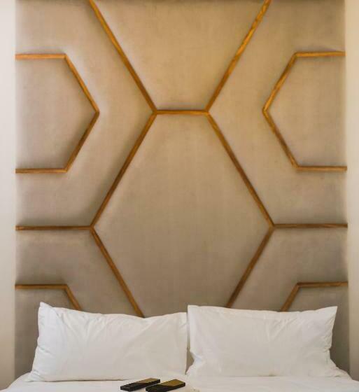 스위트 킹사이즈 침대, Monica Midtown Suites