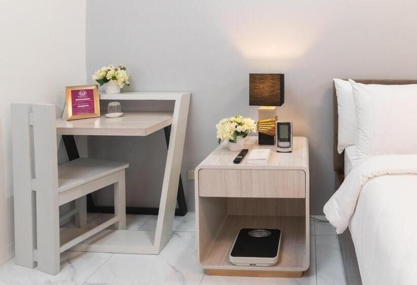 디럭스 룸, Monica Midtown Suites