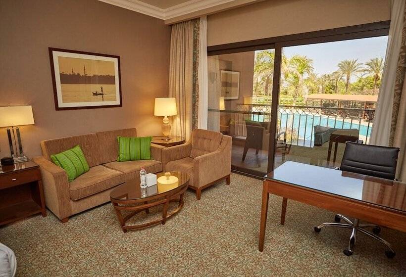 اتاق استاندارد با چشم‌انداز استخر, Hilton Alexandria King S Ranch