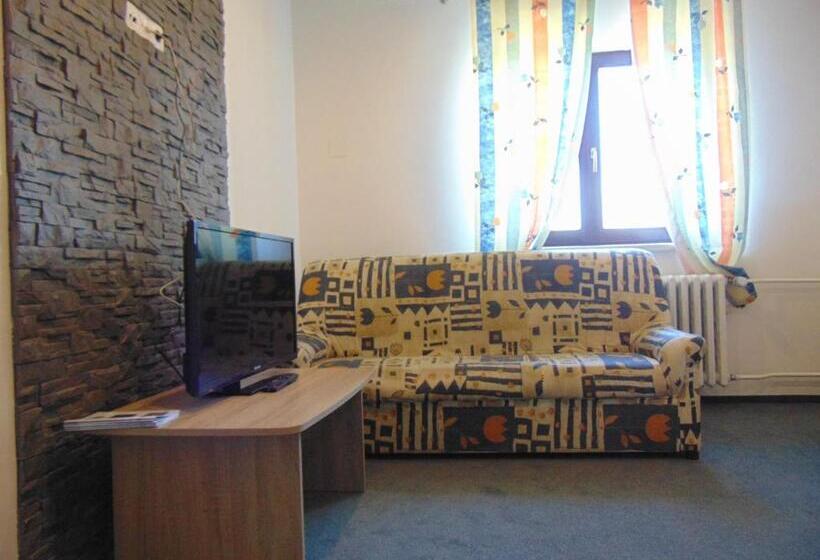 Номер Deluxe, Isora