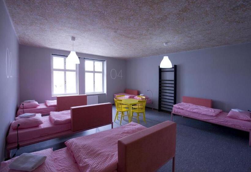 تختخواب در اتاق مشترک, Hotel U Zlatého Kohouta