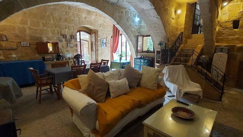 اتاق استاندارد با چشم‌انداز استخر, Haven Farmhouse B&b