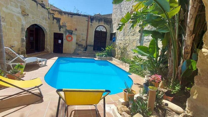 اتاق استاندارد با چشم‌انداز استخر, Haven Farmhouse B&b