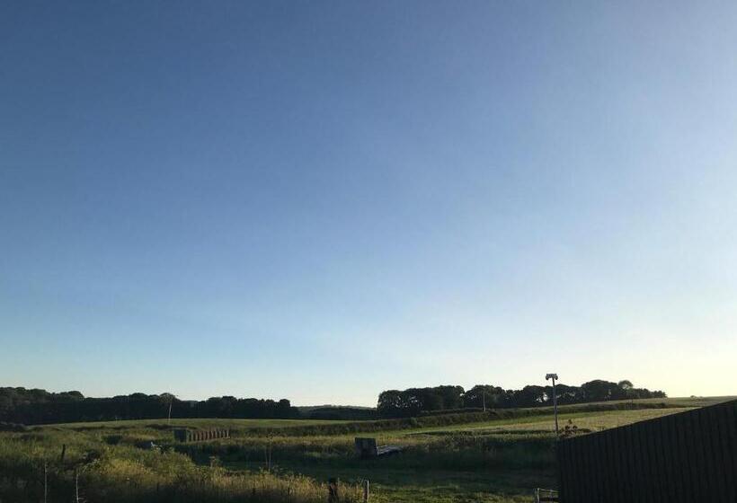 Хижина, Riding Farm