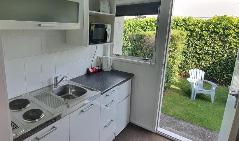 Standard Studio, Accent On Taupo Motor Lodge